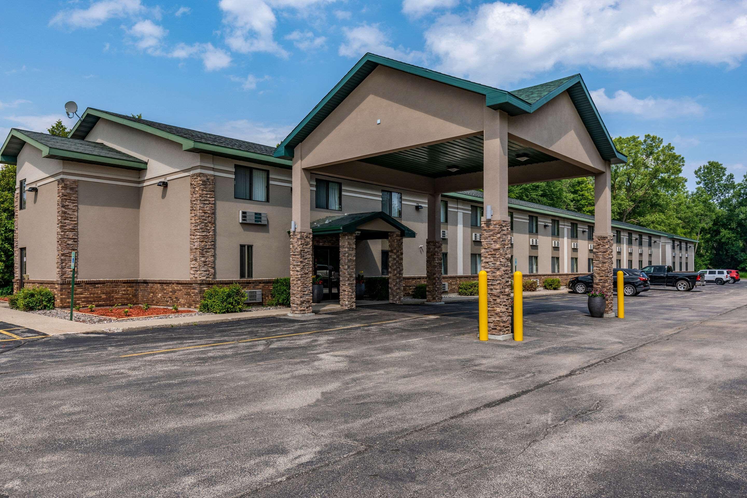 Quality Inn & Suites Marinette Экстерьер фото