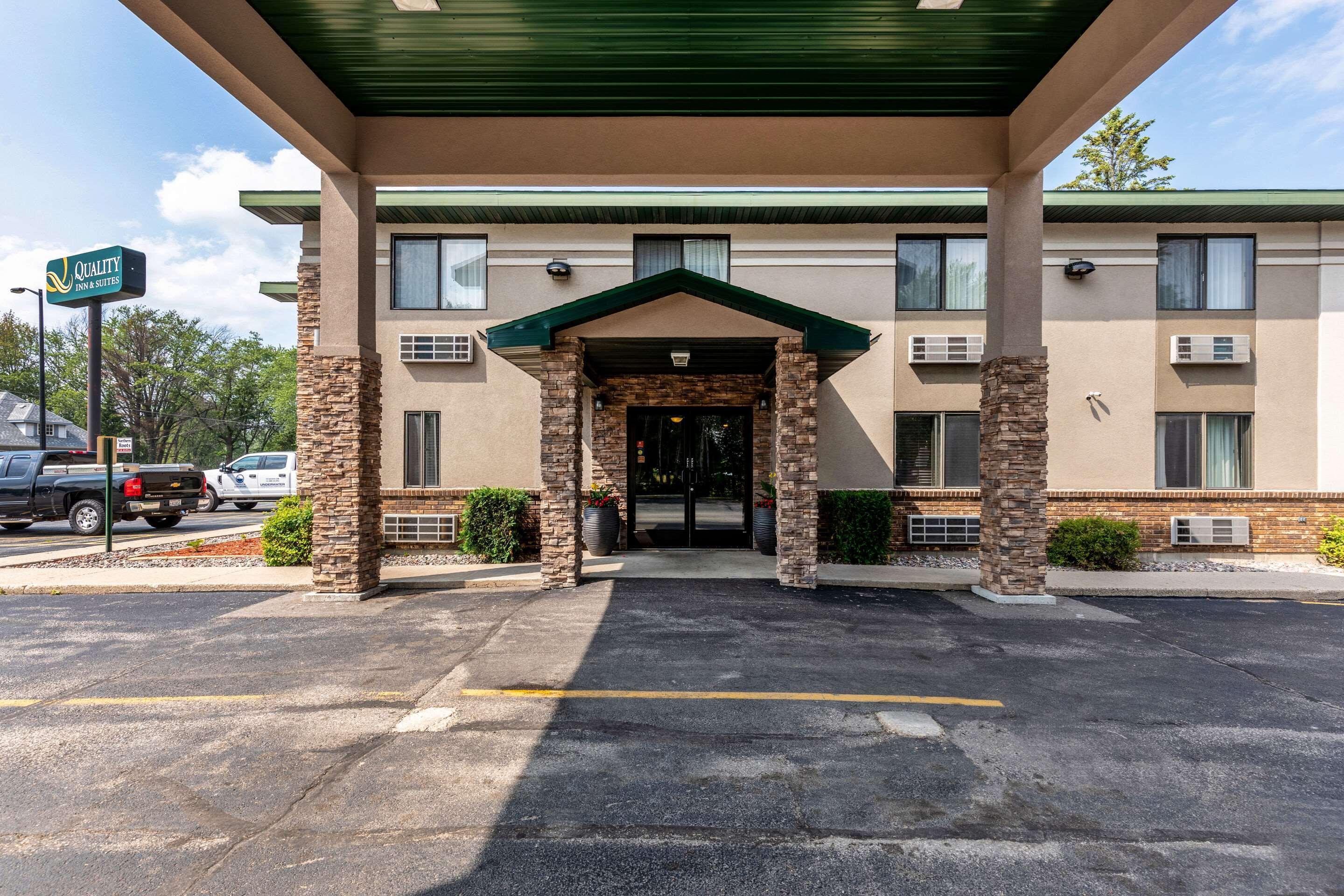 Quality Inn & Suites Marinette Экстерьер фото